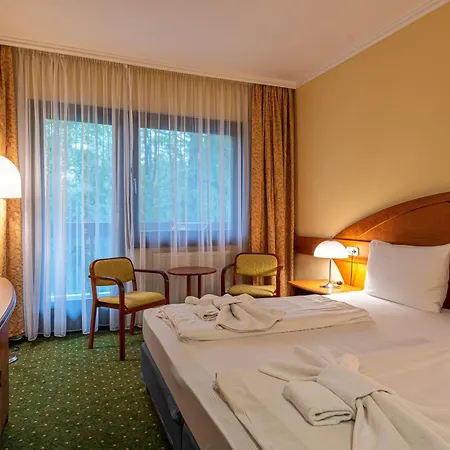 Lövér Hotell 3*