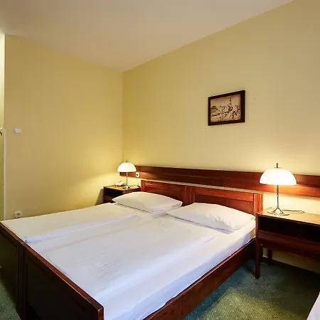 Lövér Hotell