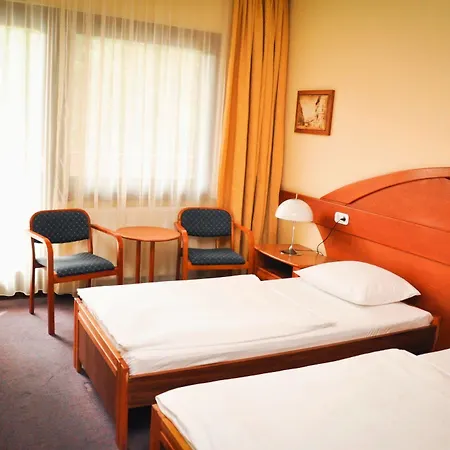 Lövér Szálloda 3*